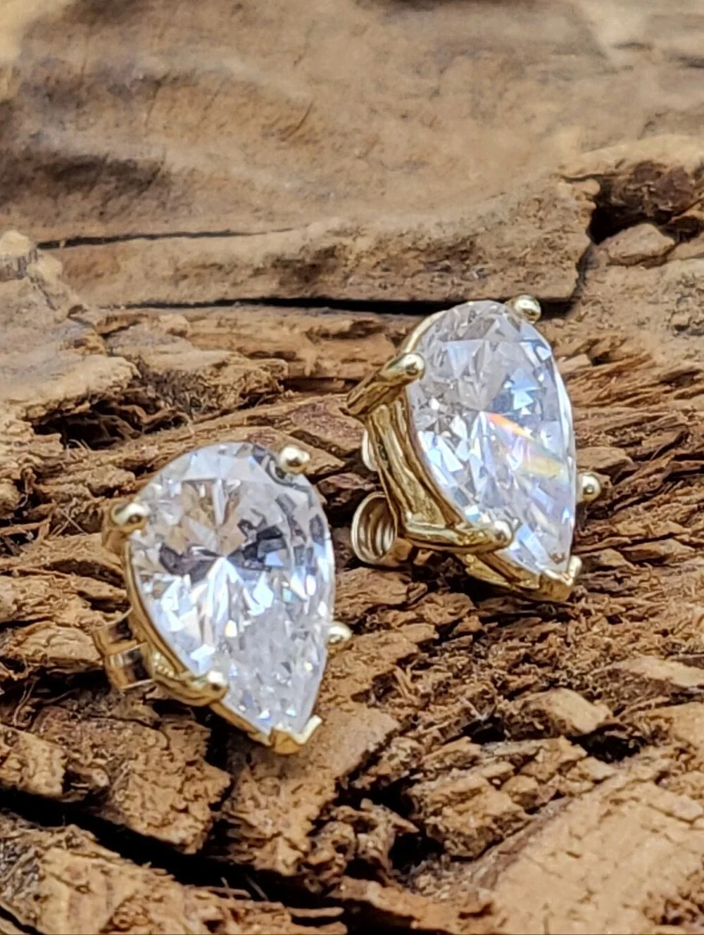 14K Gold w/Teardrop/Pear Crystal Stud Earrings - Elegant Classic Timeless Unisex